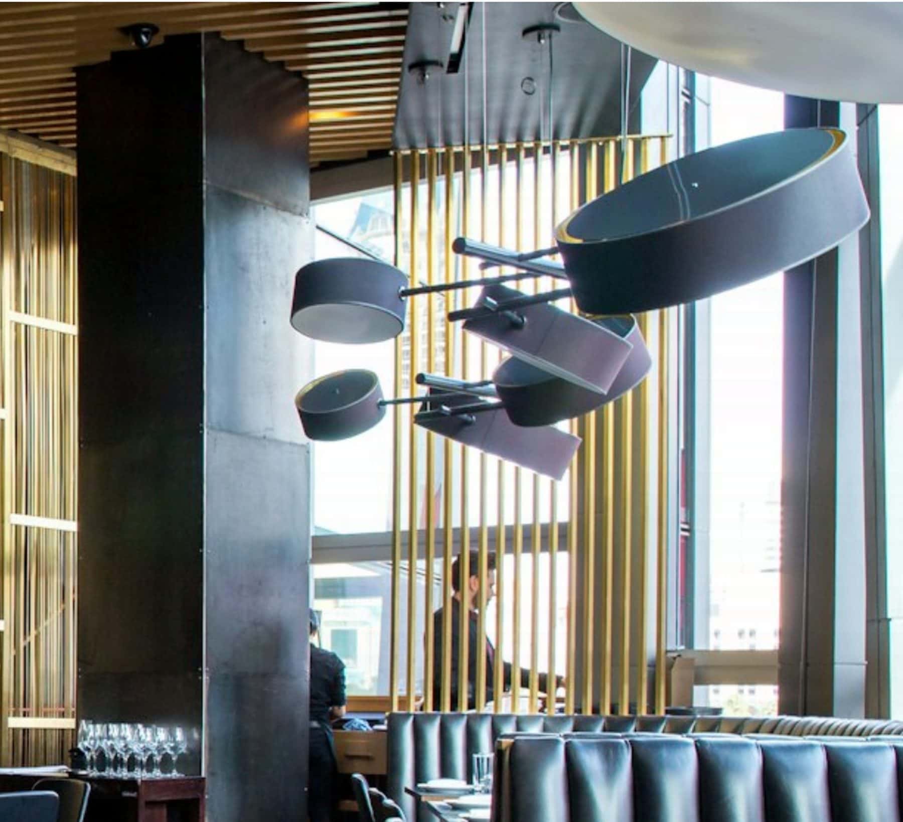 La salle du 52, tables dressées et comptoir en fin de service