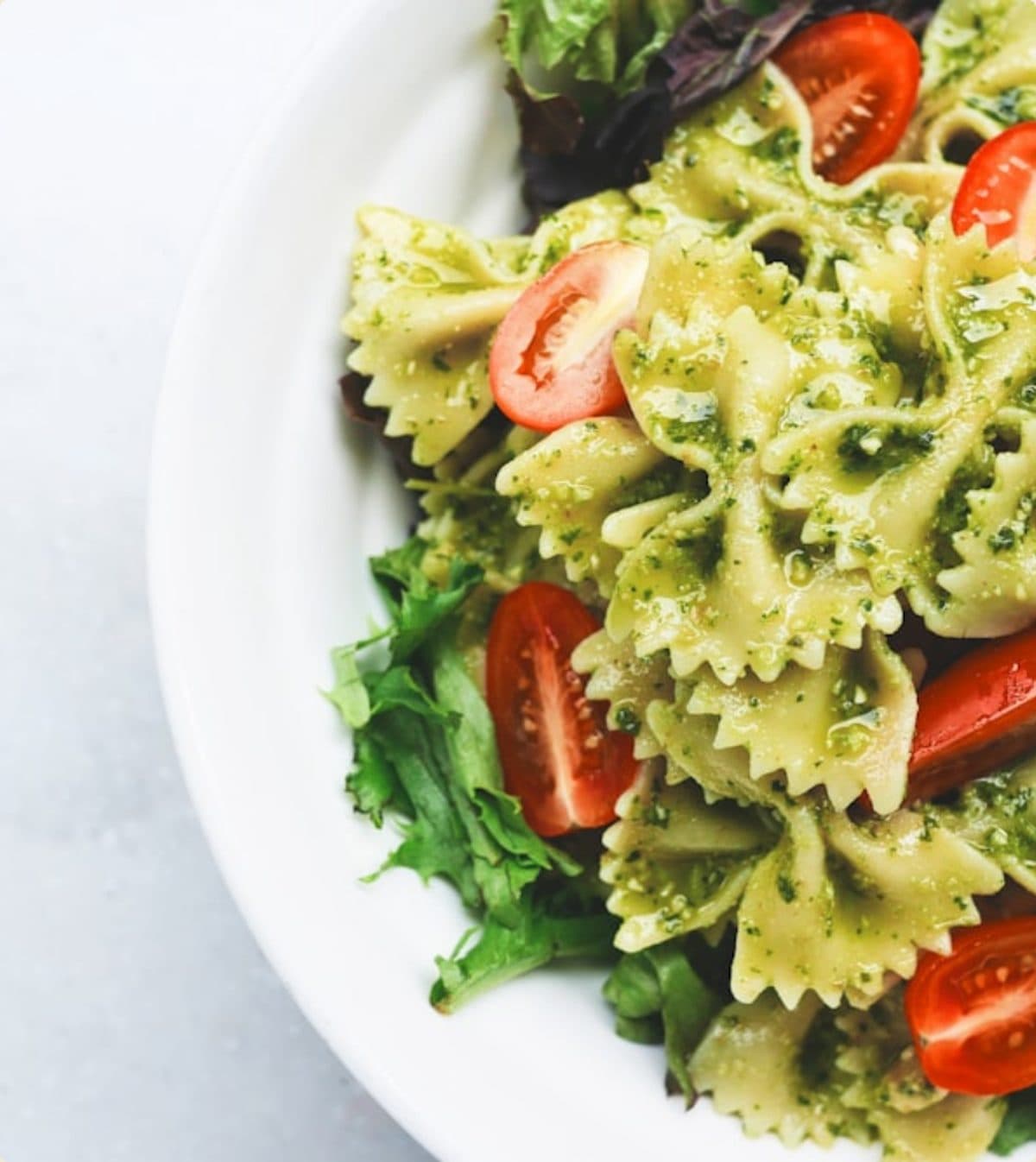 Un plat de pâtes fraîches aux légumes du moment, dressé en cuisine