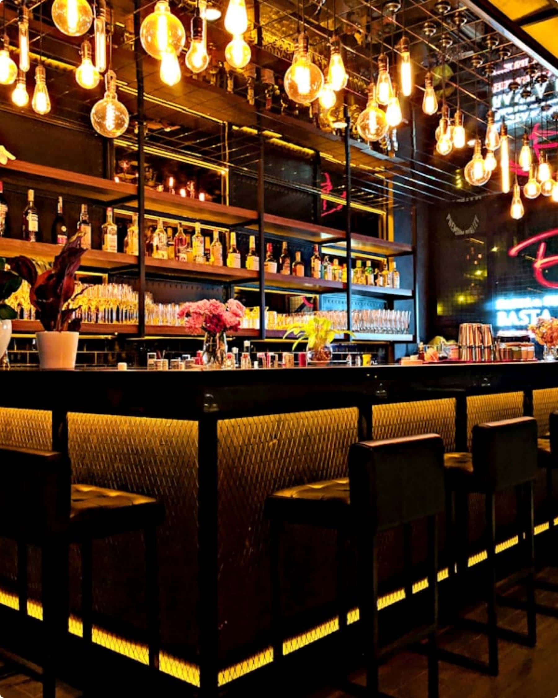 Le bar du 52 et ses suspensions, au pied des montagnes