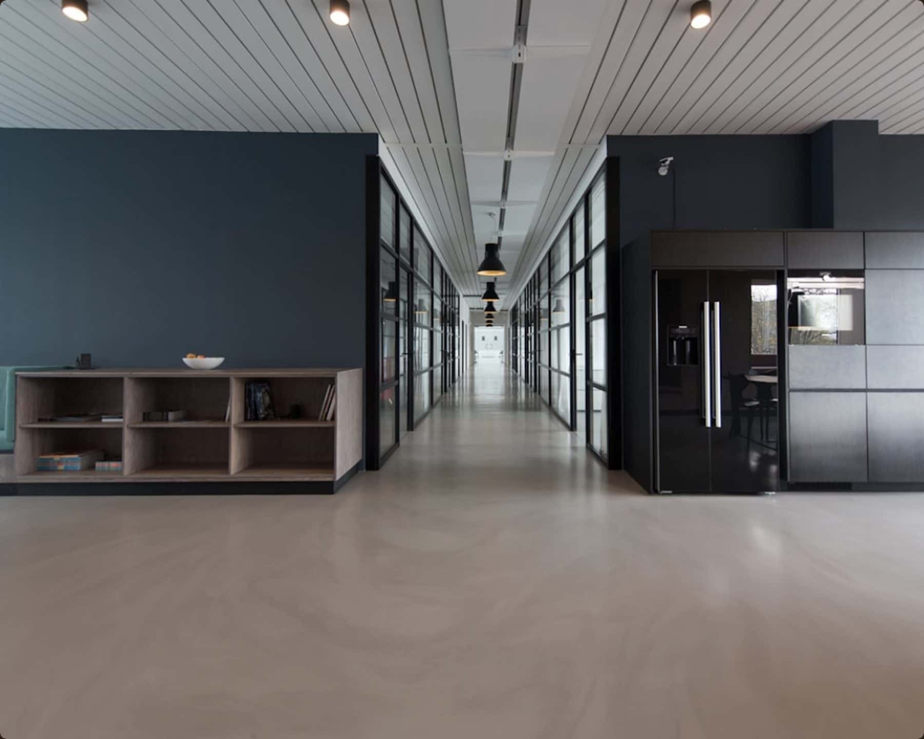 Le couloir lumineux qui mène à la salle de séminaire du 52